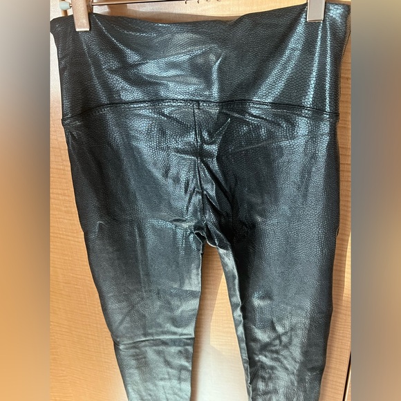 SPANX 100% AUTHENTIC FAUX EMBOSSED LEATH LEGGINGS SIZE LARGE $98 WORN 1x! - Picture 9 of 13